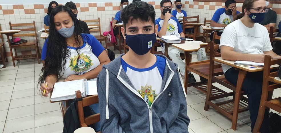 Artur Sampaio, estudante, disse que o uso da máscara dá mais segurança  — Foto: Andryo Amaral/Rede Amazônica Acre 