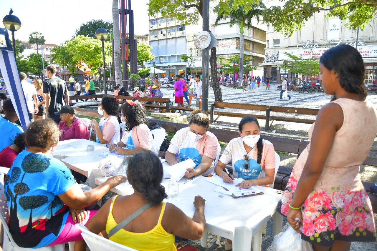 Projeto leva serviços de cidadania, saúde e qualificação profissional a bairro na periferia de Fortaleza