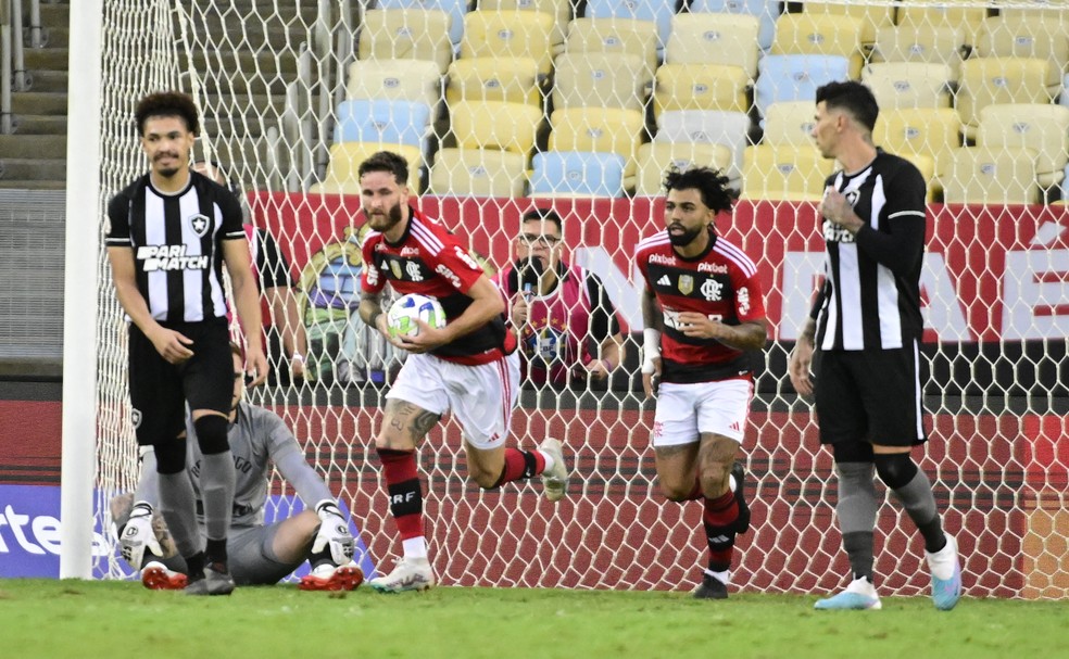 L&eacute;o Pereira e Gabigol em campo no cl&aacute;ssico &mdash; Foto: Andr&eacute; Dur&atilde;o / ge