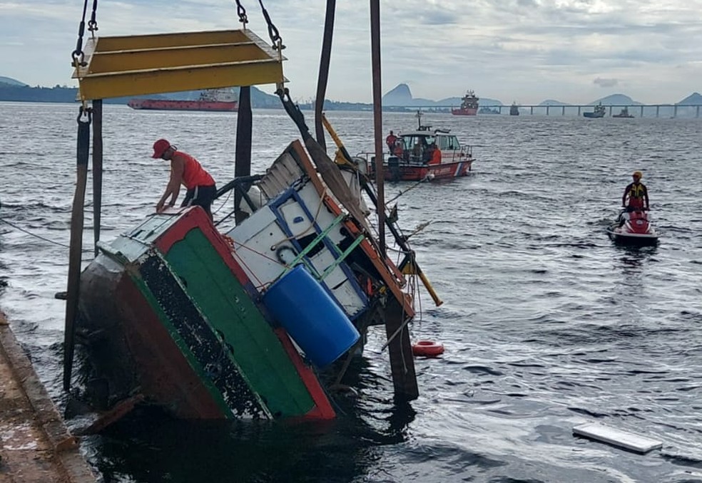 Barco que naufragou na Baía de Guanabara é recuperado — Foto: Reprodução