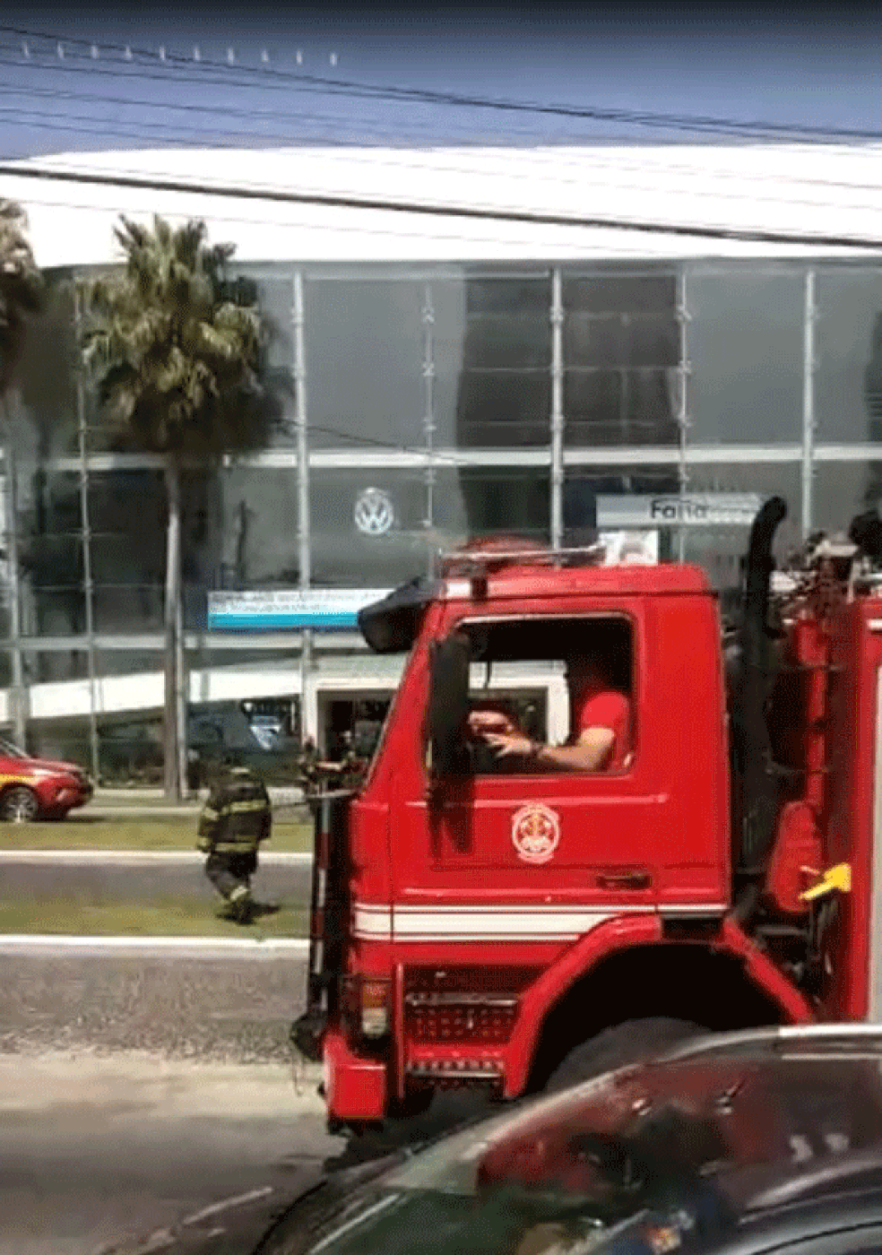 Caminhão do Corpo de Bombeiros foi acionado para atender ocorrência envolvendo queda de veículo dentro de concessionária no Centro de São Paulo — Foto: Reprodução/Redes sociais