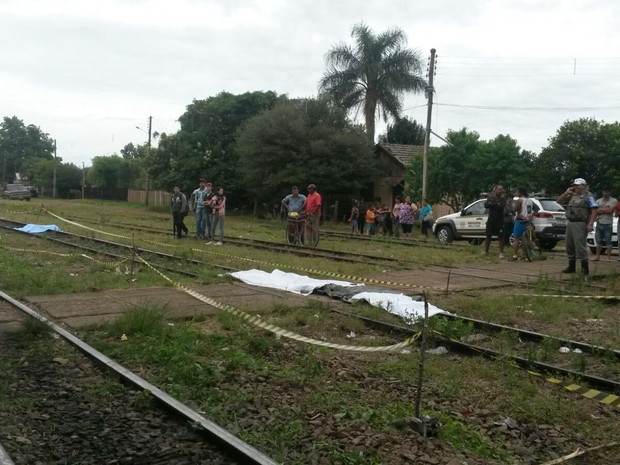 mulher atropelada trem tupanciretã rs (Foto: Everson Dornelles/RBS TV)