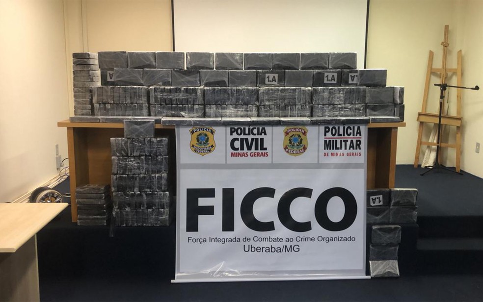 Polícia de MG apreendeu 243 quilos de cloridrato de cocaína no aeroporto de Ituverava, SP — Foto: Divulgação/FICCO
