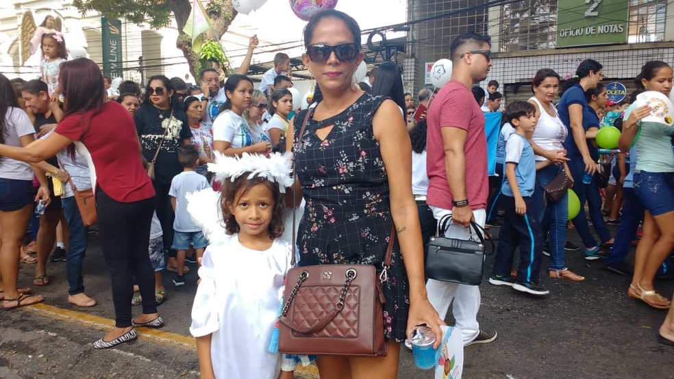 Kledson Queiroz e a mãe, Edilane acompanharam o Círio das Crianças para agradecer.  — Foto: Thais Rezende/ G1