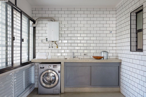 No mesmo espaço da cozinha, o escritório MM18 Arquitetura instalou a lavanderia (Foto: André Klotz / Editora Globo)