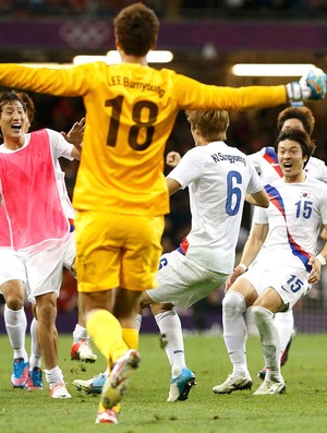 jogadores da Coreia do Sul comemoram vitória sobre a Grã-Bretanha futebol (Foto: Agência Reuters)