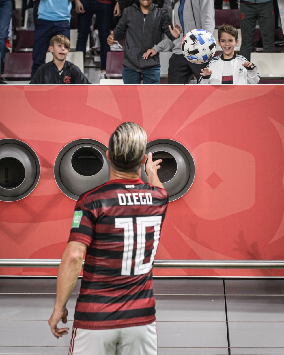 Diego, do Flamengo, joga a bola para o filho ap&oacute;s vit&oacute;ria sobre o Al Hilal &mdash; Foto: Pedro Martins / Foto FC