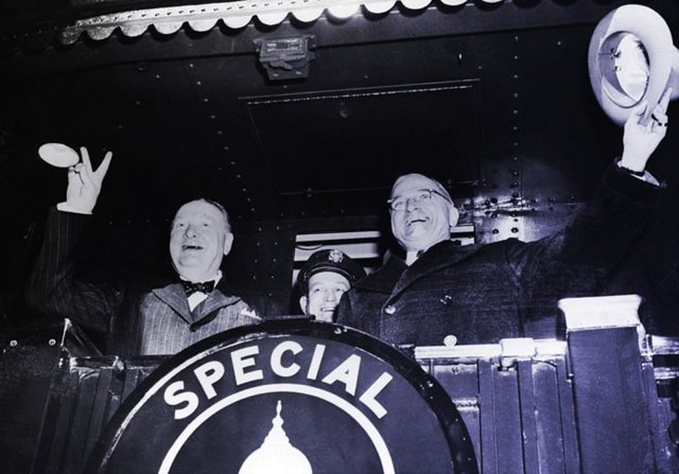 Churchill e Truman a caminho de Fulton, onde Churchill fez seu famoso discurso 'Os pilares da paz' — Foto: BBC