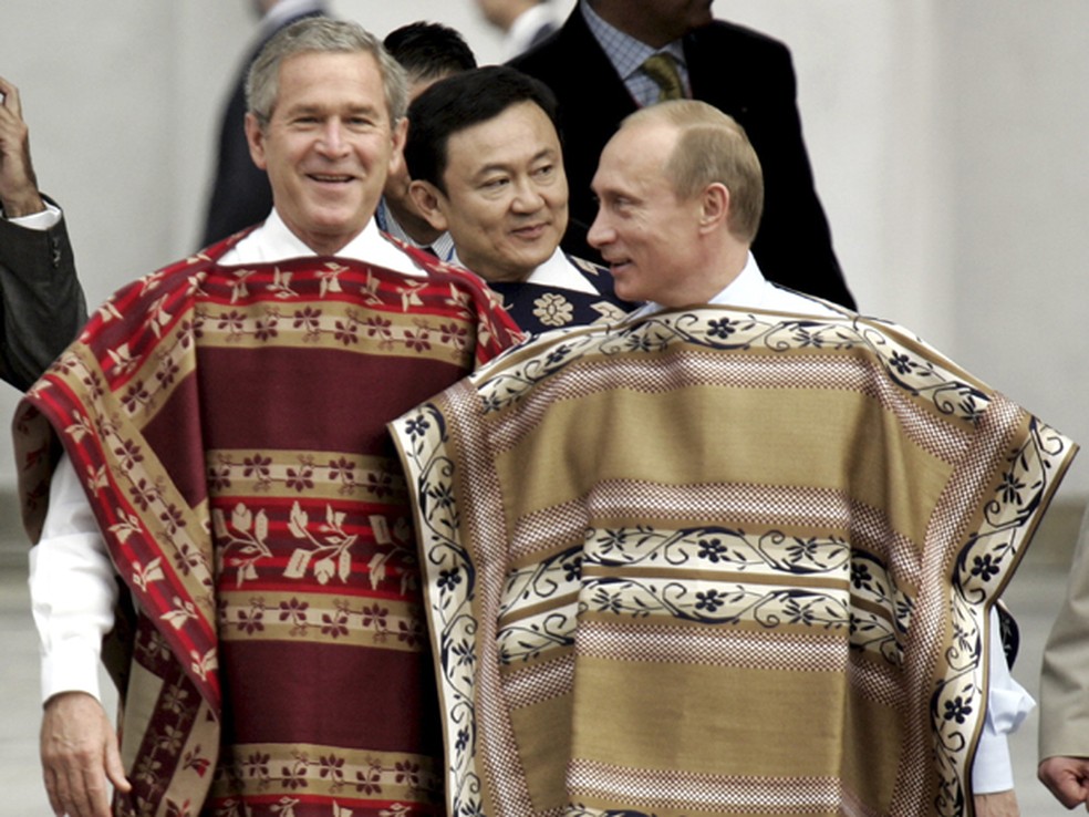 Em 2004, o então presidente dos EUA, George Bush, e o presidente russo, Vladimir Putin, usaram ponchos mexicanos.  — Foto: AP - Arquivo