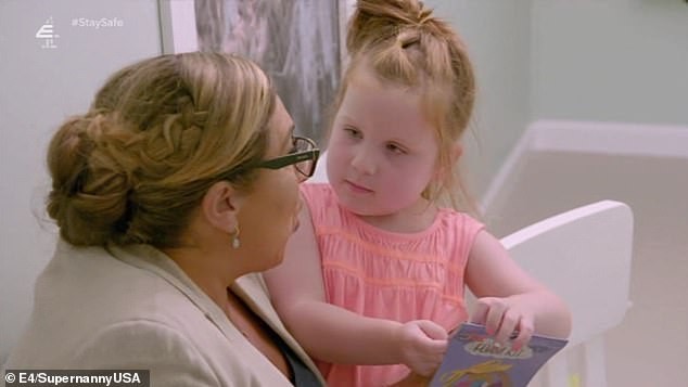 Menina diz que pais são muito ocupados para brincar com ela (Foto: E4/Supernanny USA)