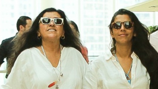 Regina Casé elege look de R$ 18 mil para passeio com a filha, Benedita, em shopping de luxo no Rio