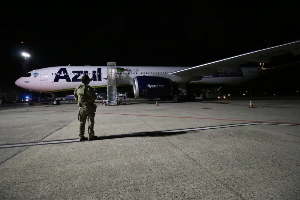 Avião com primeiras doses da vacina contra a Covid-19 chega na Bahia — Foto: Alberto Maraux/ GOVBA