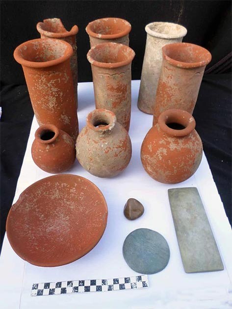 Diversos utensílios funerários foram encontrados junto aos corpos (Foto: Ministry of Antiquities)