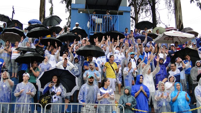 Chuva não impede festa da torcida em treinamento do Cruzeiro na Toquinha