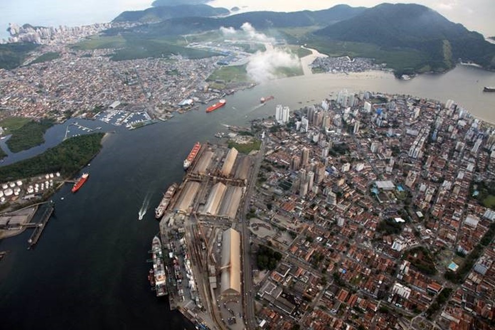 Vista aérea do canal de acesso ao Porto de Santos, SP — Foto: Divulgação/SPA