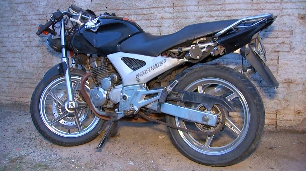 Dois homens morreram em acidente de moto Itapetininga — Foto: TV TEM/Reprodução