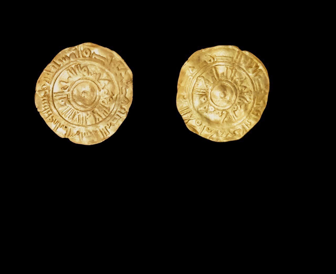 Moedas douradas da era islâmica encontradas em escavações no Egito  (Foto: Ministry of Tourism and Antiquities/Reprodução/Facebook)