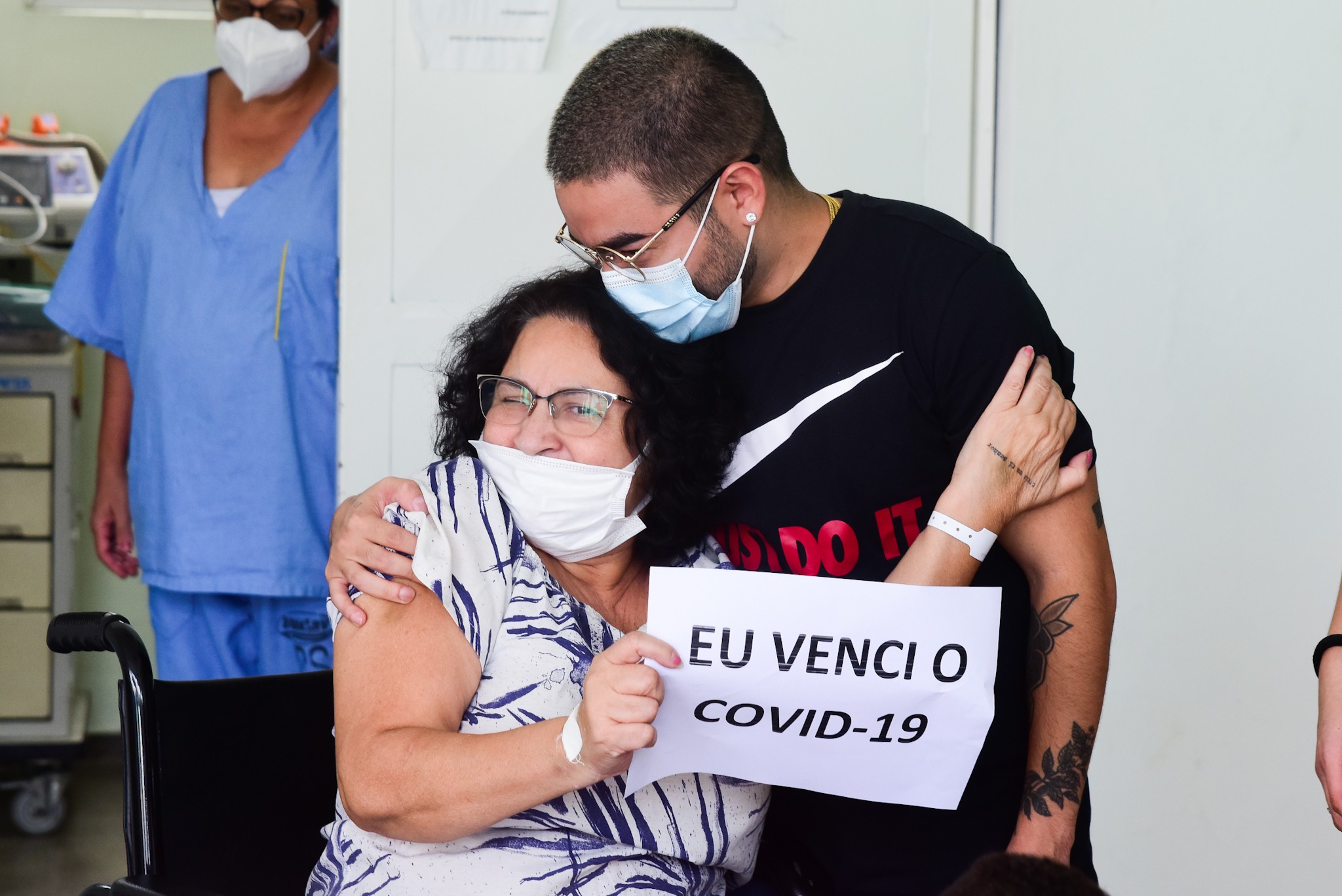 Yudi e a mãe, Tânia Tamashiro na porta do hospital (Foto: Leo Franco / AgNews)