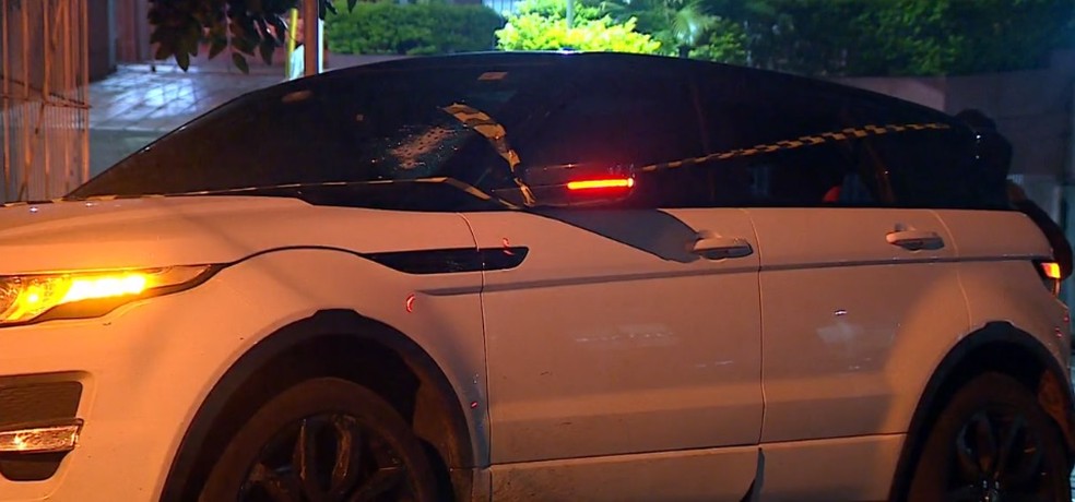 Carro em que empresário estava foi alvejado por diversos disparos — Foto: Reprodução/RBS TV