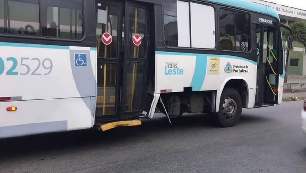 ônibus ficou com a lateral danificada por causa da colisão.  — Foto: Reprodução/Sistema Verdes Mares