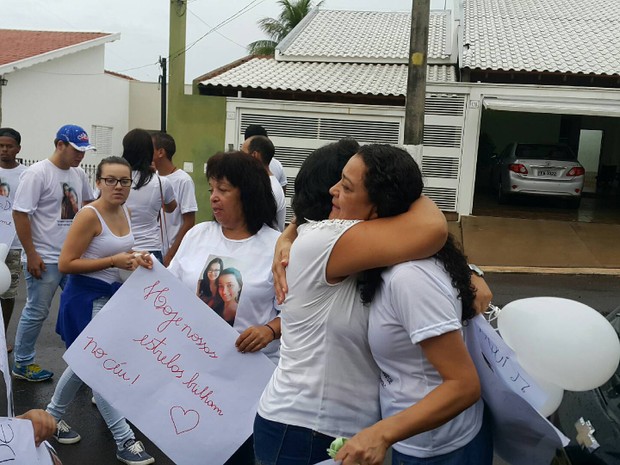 Familiares e amigos homenagearam as estudantes nesta segunda-feira (30) (Foto: William Martins/Cedida)