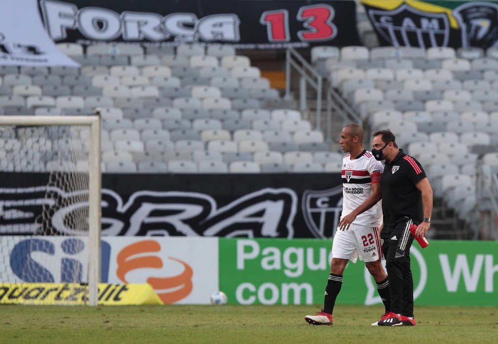 Miranda deixa jogo do São Paulo lesionado — Foto: Rubens Chiri/saopaulofc.net