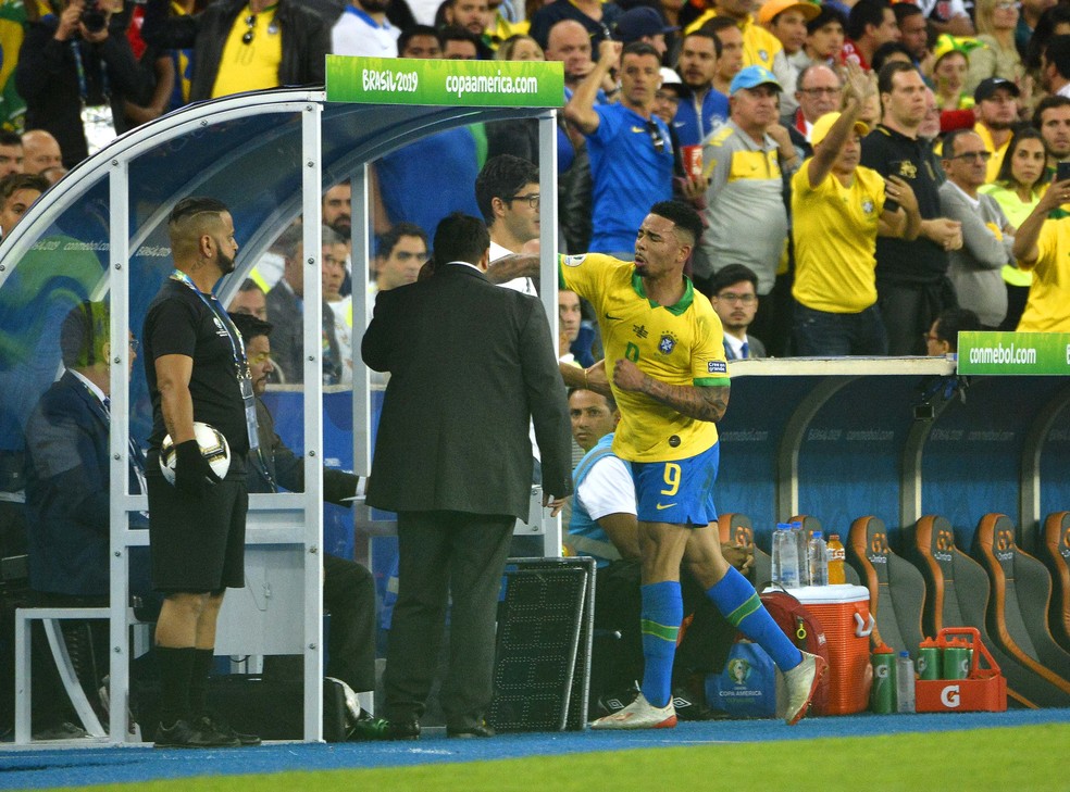 Gabriel Jesus dá soco em cabine do VAR na decisão da Copa América — Foto: Marcos Ribolli