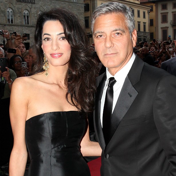O casamento de George Clooney com a advogada internacional Amal Alamuddin foi um dos grandes acontecimentos do mundinho das celebridades em 2014. Mas não foi fácil conquistá-la. Amal não deu bola para George no começo, chegou inclusive a se recusar a anotar o número de telefone do galã. Dizem que, então, ele enviou um e-mail para ela dizendo: 