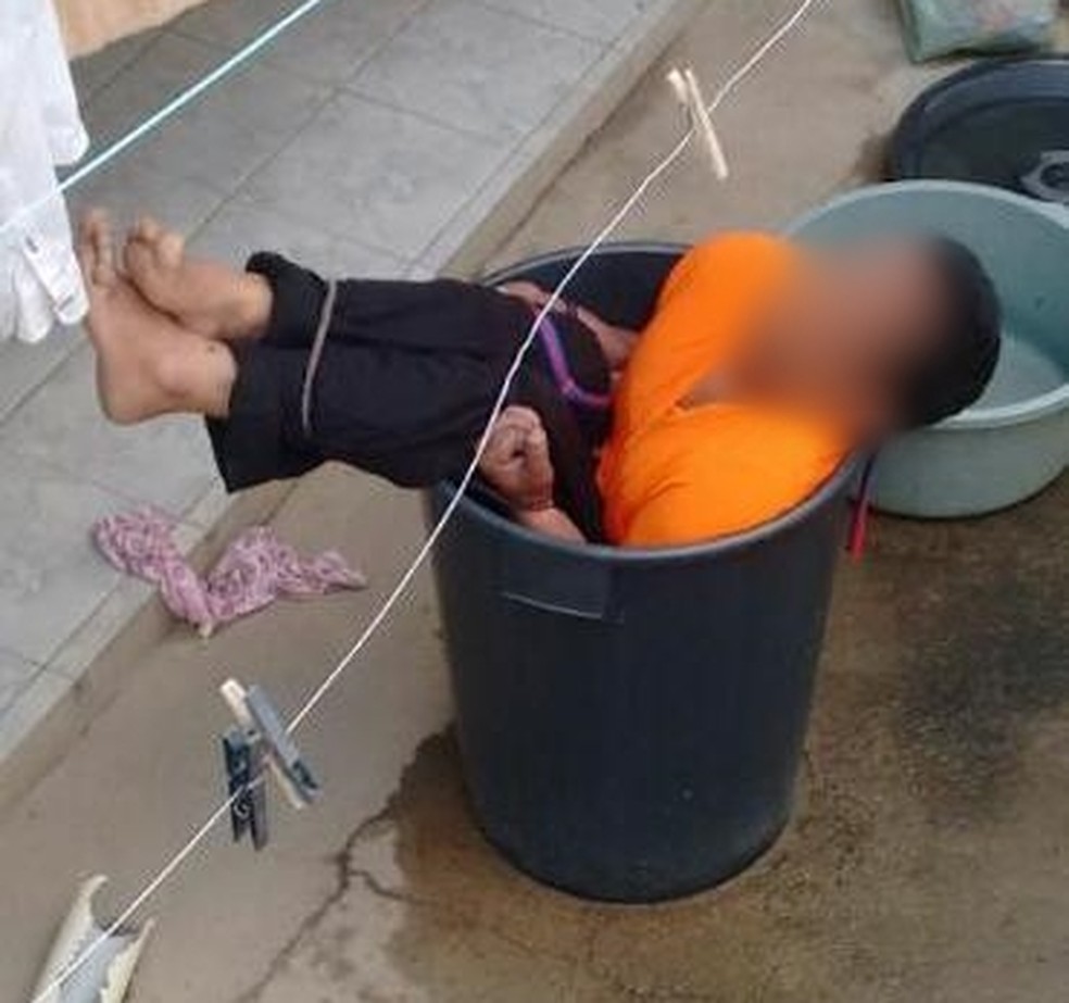 Homem foi encontrado amarrado dentro de um balde (Foto: Ney Lima/Divulgação)