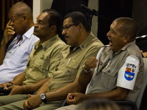 Militares acusados no caso PC Farias demonstram cansaço ao final do primeiro dia de júri. (Foto: Jonathan Lins/G1)