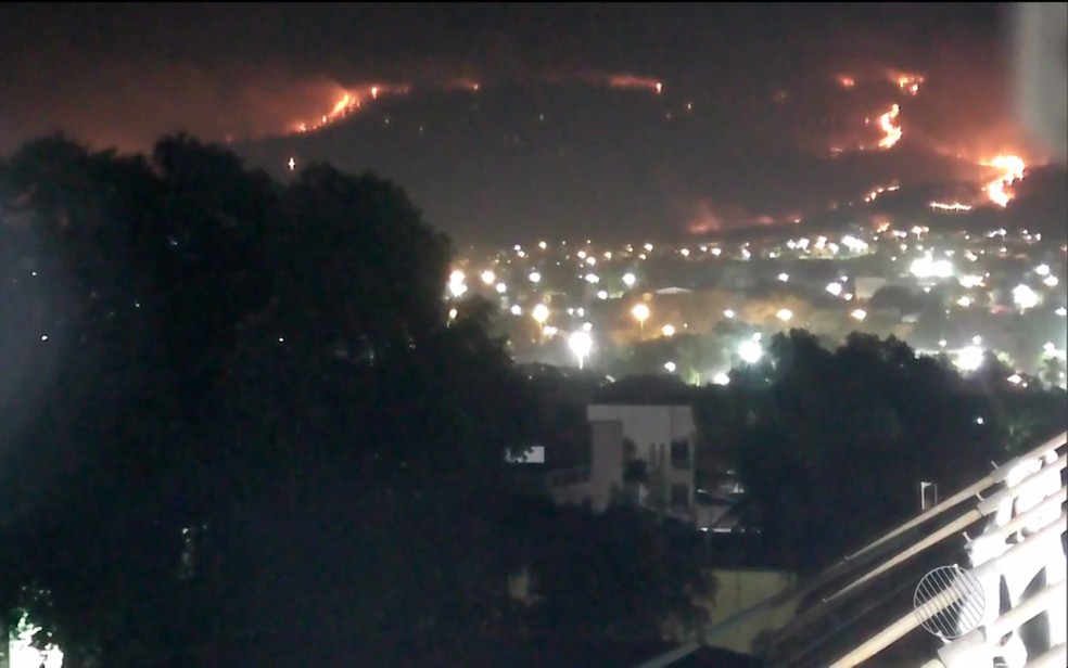 Incêndio atinge Serra da Bandeira e áreas perto de rodovia e do aeroporto de Barreiras (Foto: Reprodução/TV Oeste)