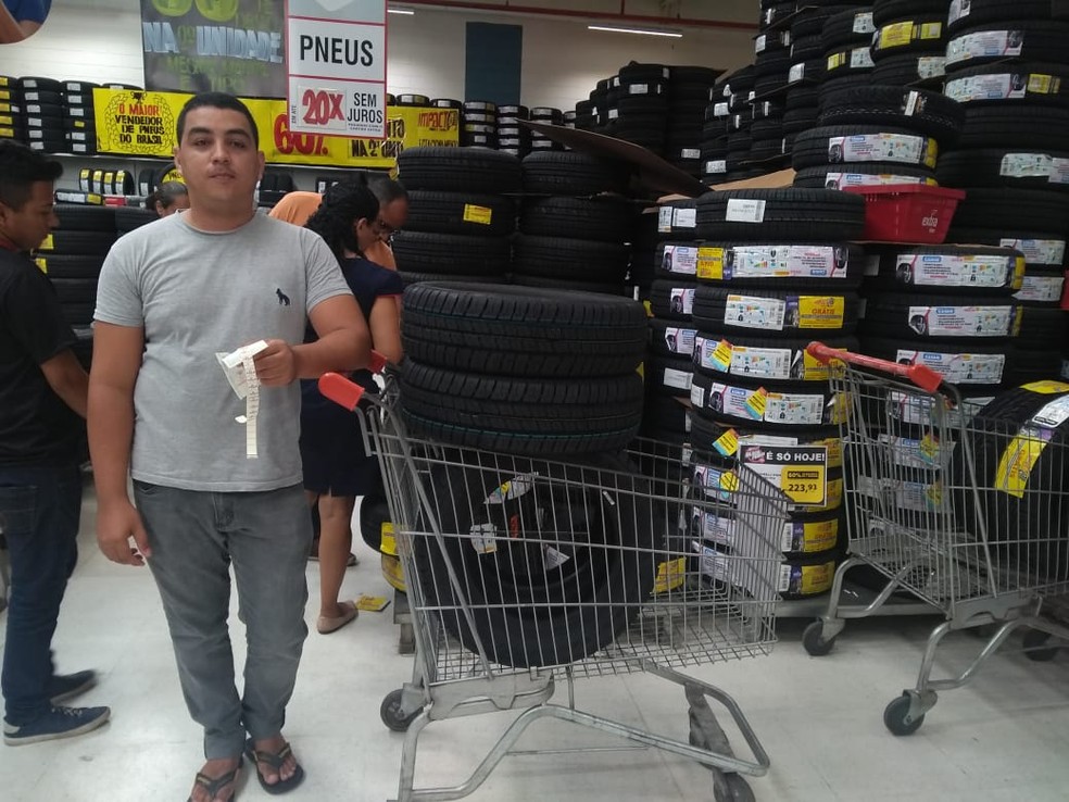 Consumidor comprou pneus para renovar o veículo, em Teresina. — Foto: Glayson Costa/G1
