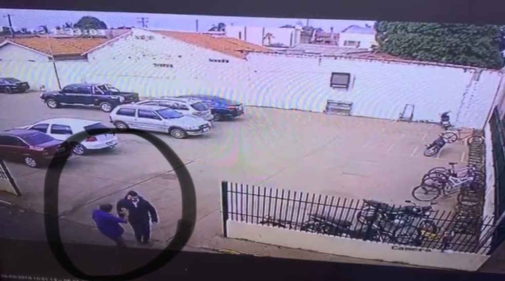 Suspeito abordou delegado no momento em que estacionou carro em mercado de MS — Foto: Polícia Civil/Divulgação