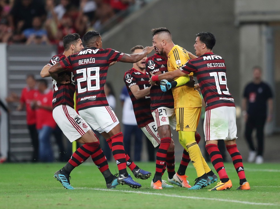 Comemoração de Diego Alves ao fim das penalidades máximas: o Flamengo eliminou o Emelec após 2 a 2 no placar agregado — Foto: REUTERS/Ricardo Moraes