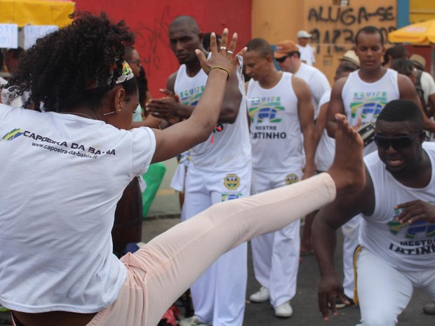 Roda de capoeira chama atenção de fiéis durante percurso (Foto: Danutta Rodrigues/G1)