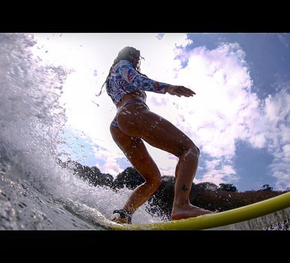 Carol Castro mostra habilidade no surfe (Foto: Reprodução/Instagram)
