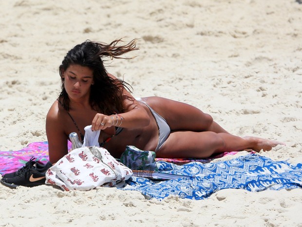 Giulia Costa na praia (Foto: AgNews)