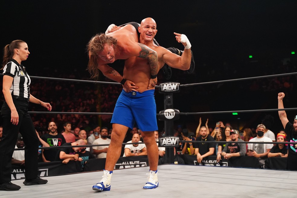 Junior Cigano participou de um combate de pro-wrestling na última sexta — Foto: All Elite Wrestling
