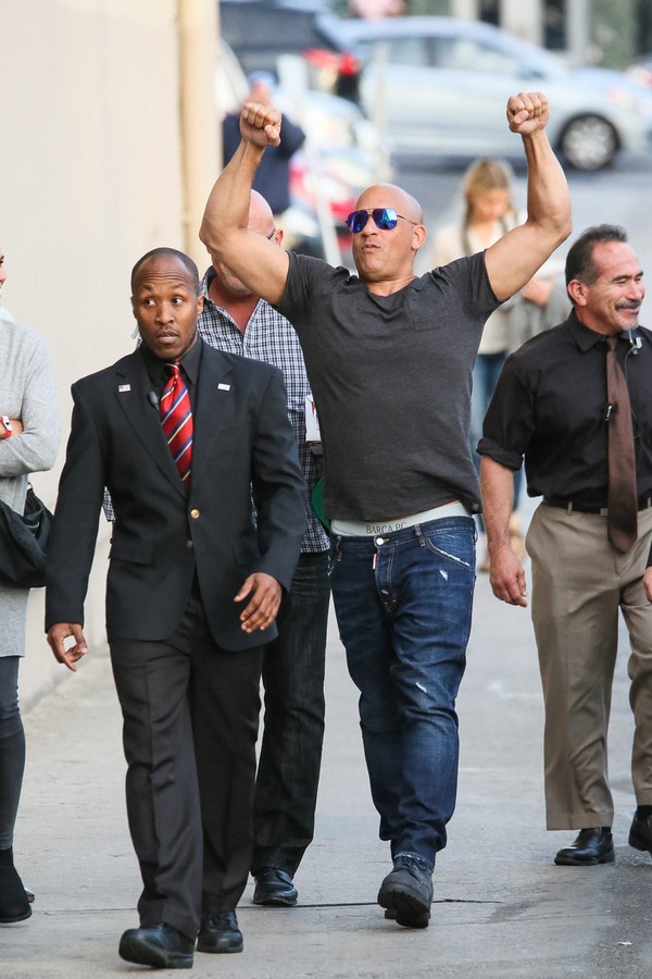 Vin Diesel exibindo os músculos em Los Angeles (Foto: Getty Images)