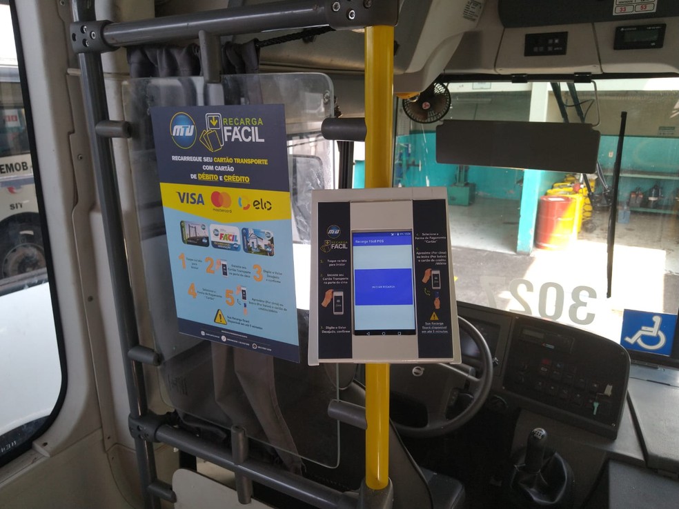 Após a compra, o passageiro precisa validar o crédito em máquinas dentro do ônibus — Foto: Reprodução/MTU