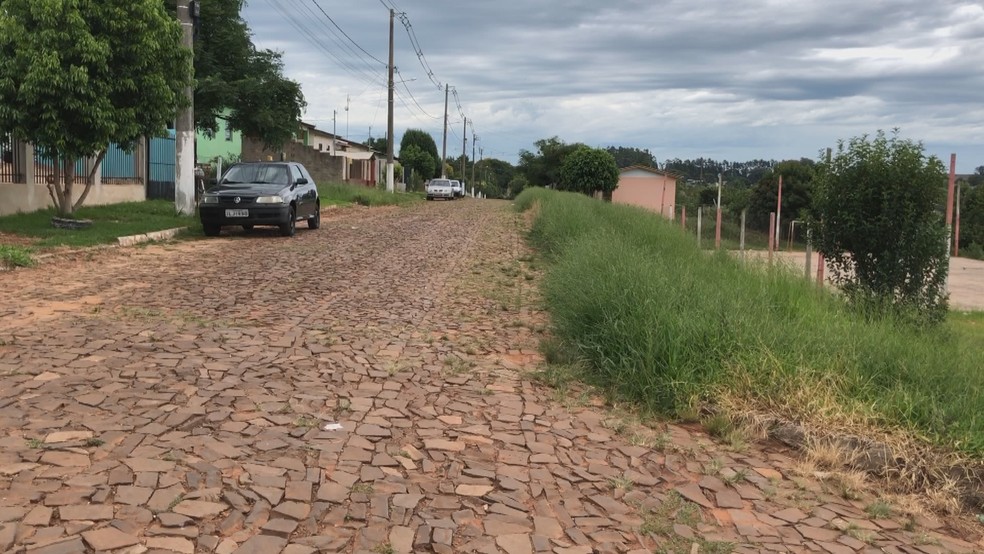 Criança estava na rua quando foi atingida por um carro  — Foto: Reprodução / RBS TV 