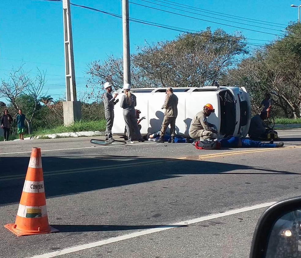 Pista ficou parcialmente interditada após veículo capotar (Foto: Notícias Macaé/Arquivo Pessoal)