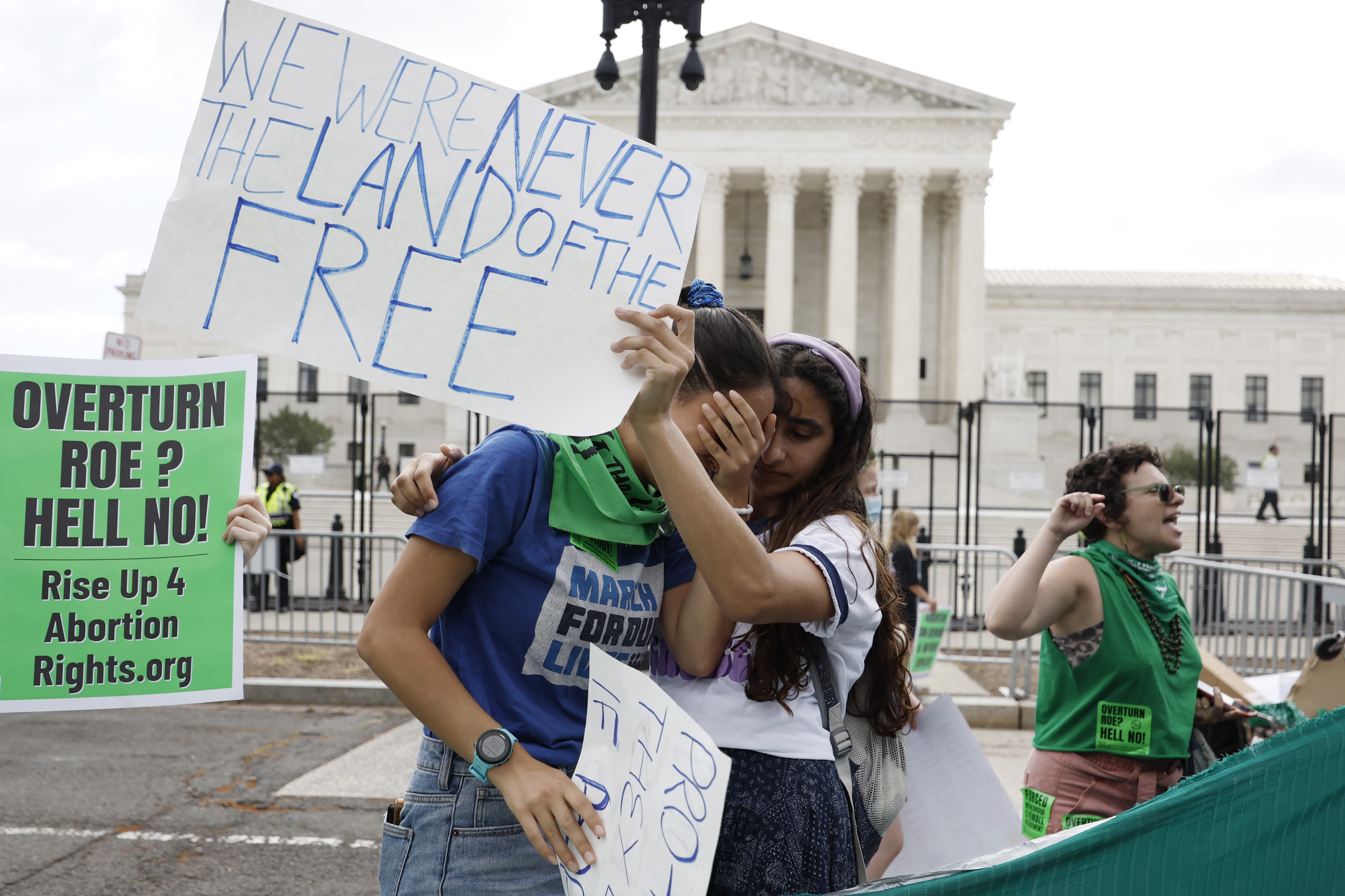 Mulheres e meninas na frente da Suprema Corte dos Estados Unidos, nesta sexta-feira (24), protestando pelo direito de tomar decisão sobre seus próprios corpos e recendo a notícia da suspensão do direito ao aborto no país (Foto: Getty Images)