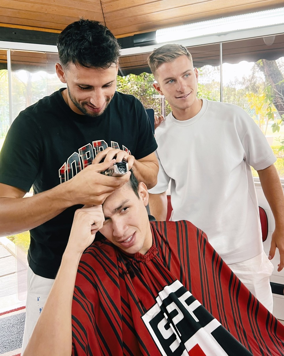 Ferraresi cumpre promessa e tem cabelo raspado por Calleri e Galoppo no São Paulo