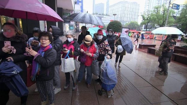 Medo do coronavírus leva à escassez de máscaras cirúrgicas na China (Foto: via BBC News)