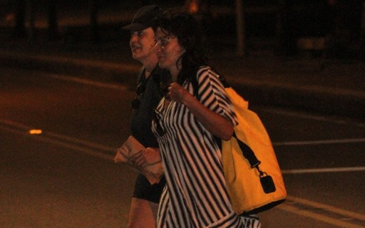 Ana Carolina e a namorada, Chiara Civello, passeiam pelo Rio de Janeiro