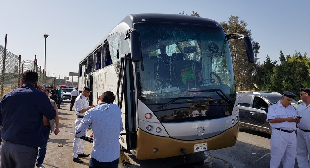 Ônibus estava trafegando na estrada que liga a cidade do Cairo às pirâmides de Gizé — Foto: Ahmed Fahmy/Reuters