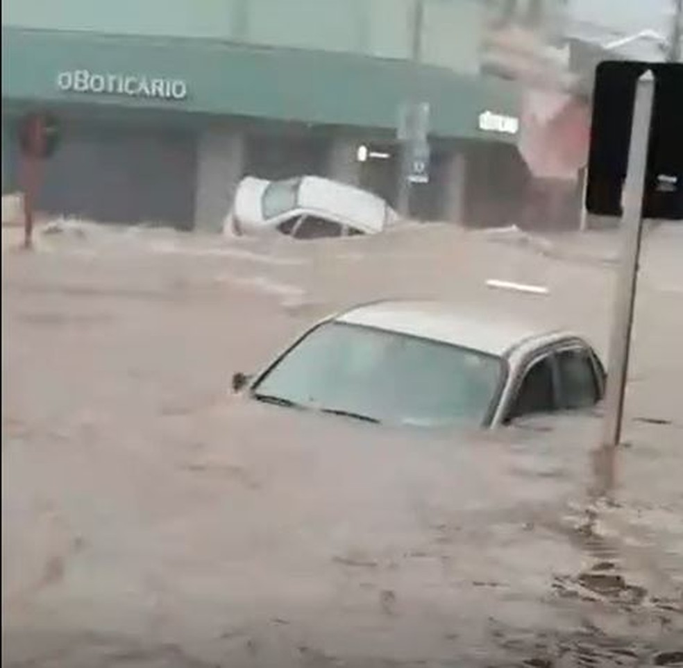 A água cobriu e arrastou carros no centro de São Carlos durante forte chuva  — Foto: Redes sociais