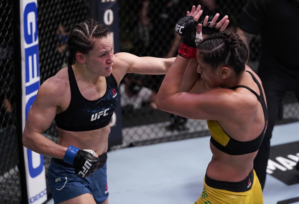 Jinh Yu Frey golpeia Glorinha de Paula na sua vitória no UFC Edwards x Muhammad — Foto: Getty Images