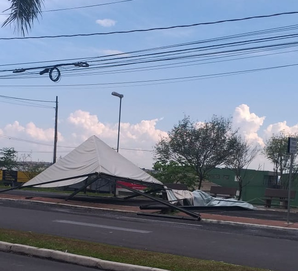 Estrutura caiu com a força do vento na Avenida das Esmeraldas em Marília  — Foto: Arquivo pessoal